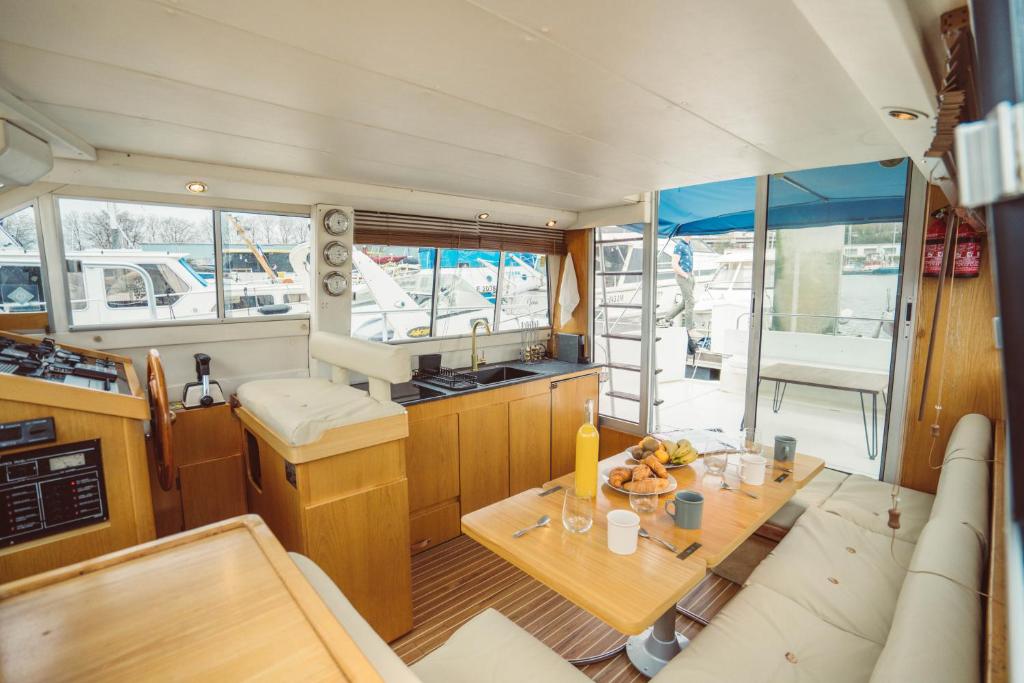 鲁昂No Limit Charter的游艇上的厨房和用餐室