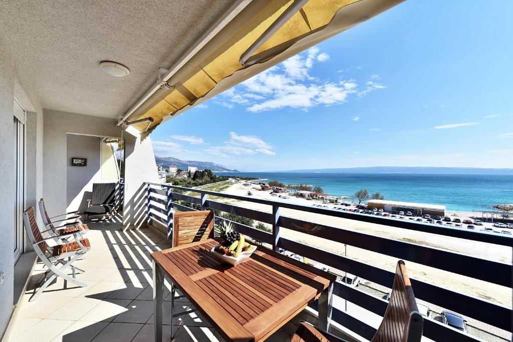 斯普利特史蒂夫豪华公寓的阳台配有桌子,享有海景。