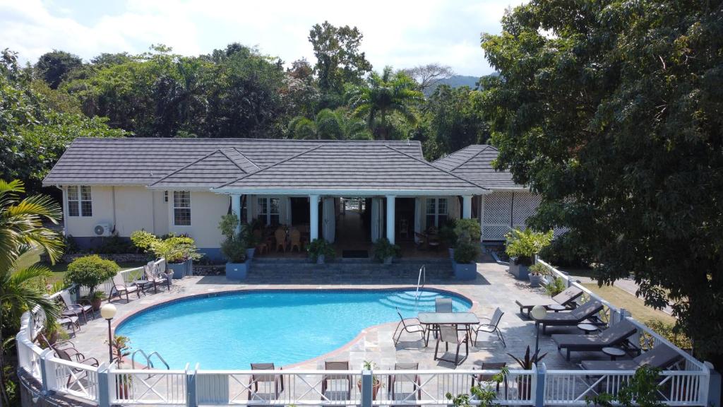 安东尼奥港麻辣山别墅酒店的享有带游泳池的房屋的空中景致