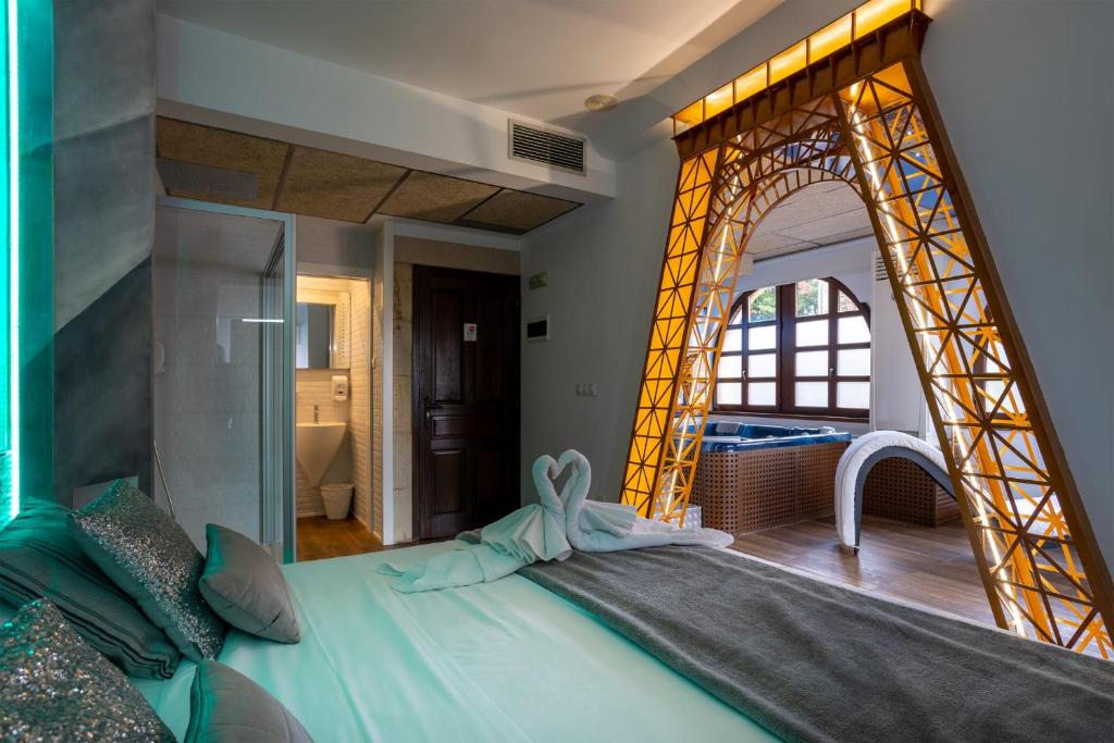 桑提亚纳德玛波萨达传奇酒店的一间卧室配有一张大床和镜子