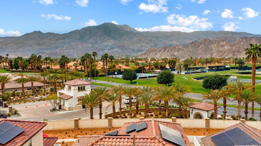 拉昆塔Near Coachella and Stagecoach Palm Springs , PGA resort Villa ,Golf, community pool, gym的享有棕榈树和山脉的度假胜地美景