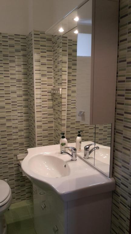 阿格罗波利Villa Luna Rossa的一间带水槽、卫生间和镜子的浴室