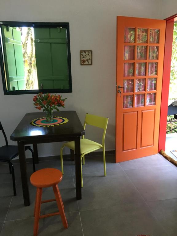 乌巴图巴Casa da árvore的配有桌椅和门的房间