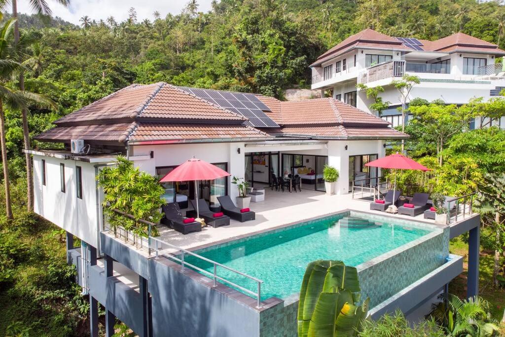 茶云莱海滩paradise sea view infinity Pool Villa Chaweng Koh Samui的享有带游泳池的别墅的空中景致