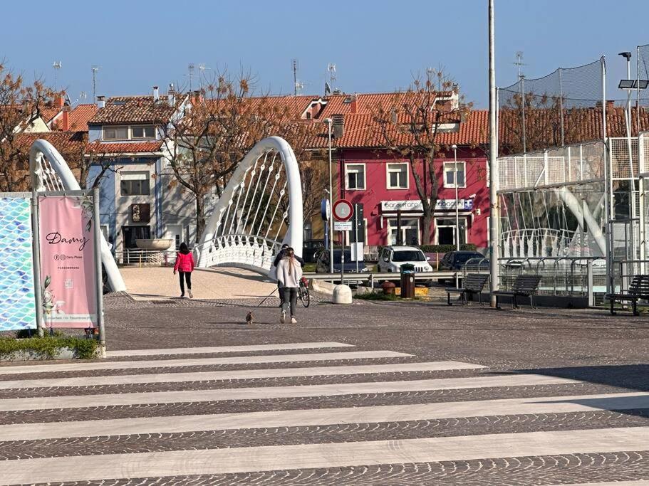 法诺Casetta sul Mare的穿过城市的十字路口的人