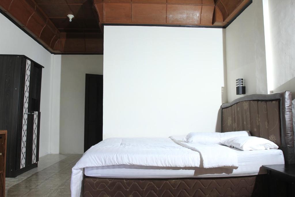 图克图克SONY COTTAGE的一间卧室配有一张带白色床单的大床