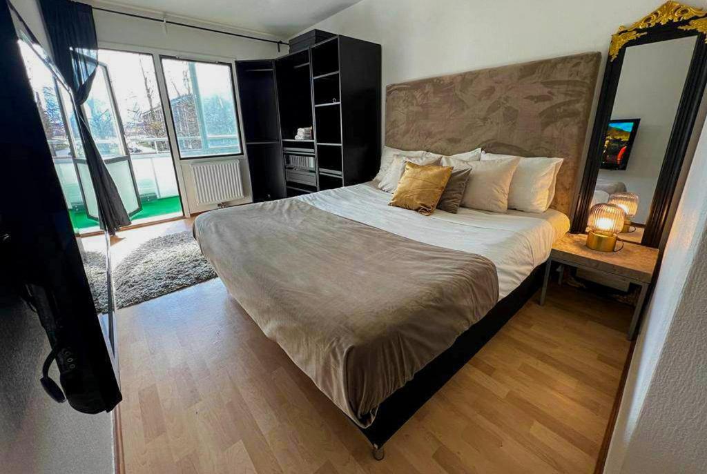 马尔默Private Room in Apartment的一间带一张大床的卧室,位于带窗户的房间内