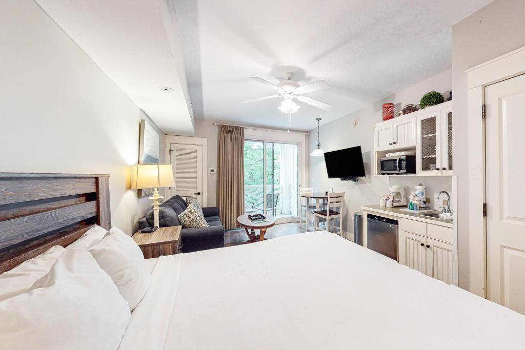 德斯坦Baytowne Wharf - Pilot House #323的一间带白色床的卧室和一间客厅