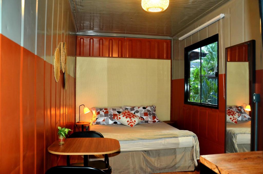 贝卢港Innbox - Porto Belo的一间卧室配有一张床、一张桌子和一个窗户。