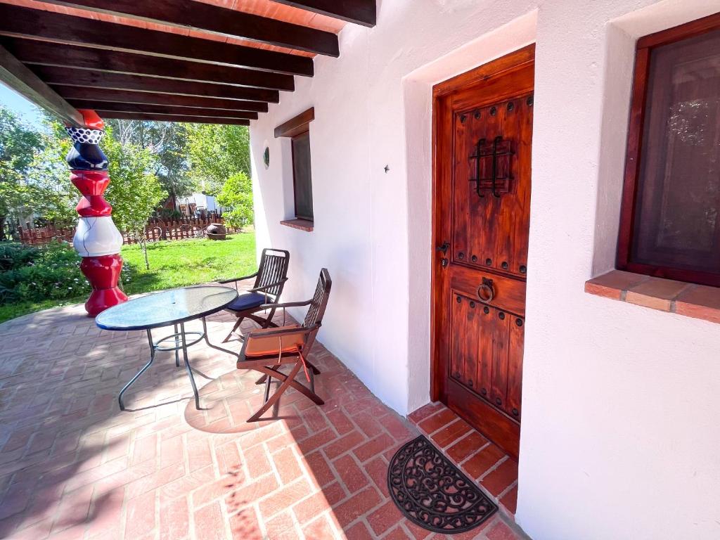 奇克拉纳－德拉弗龙特拉La Casita de Los Alambiques的一个带桌椅和门的庭院