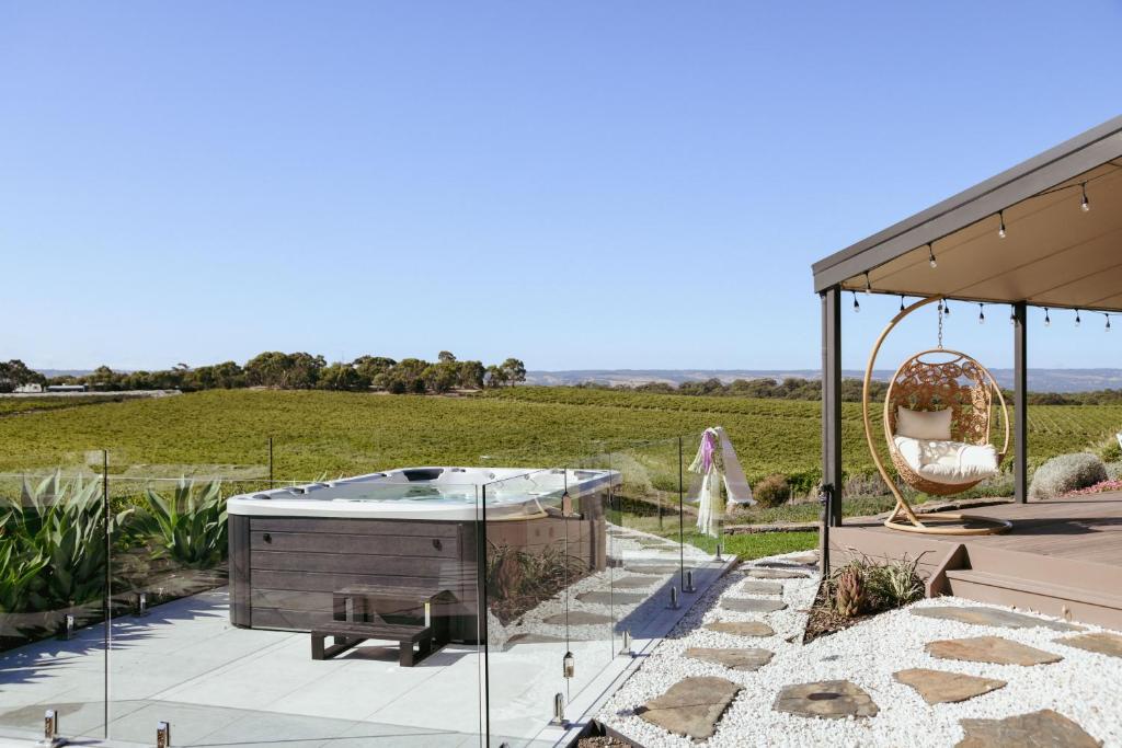 麦克拉伦谷Miravino – breathtaking vineyard views的一个带热水浴缸和秋千的庭院