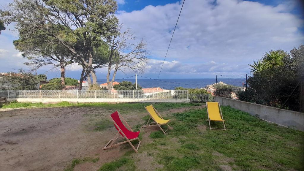 卡尔维Calvi, T3, vue mer, grande terrasse的坐在院子的三把椅子上,背靠大海