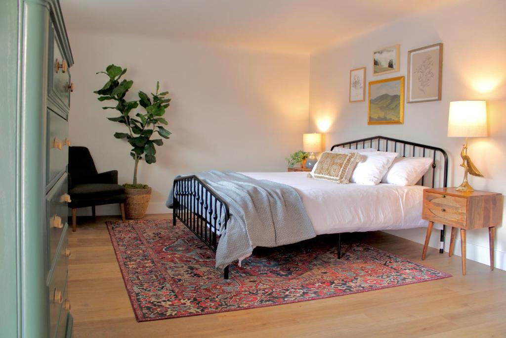 埃斯蒂斯帕克Kinnikinnik Motor Lodge的一间卧室配有一张大床和地毯。