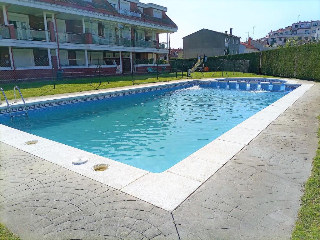 维拉加尔西亚·德·阿劳萨Apartamento Carril - Camiño do Carro的房屋前的游泳池