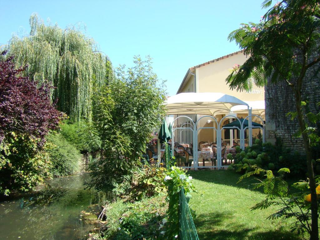 武耶罗迪斯切瓦尔布兰科克洛维斯酒店的花园内带凉亭的房子