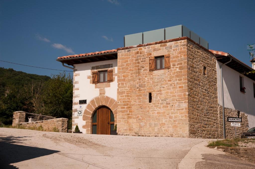 ArtiedaEl torreon de la Bruna的一面有门的砖砌建筑