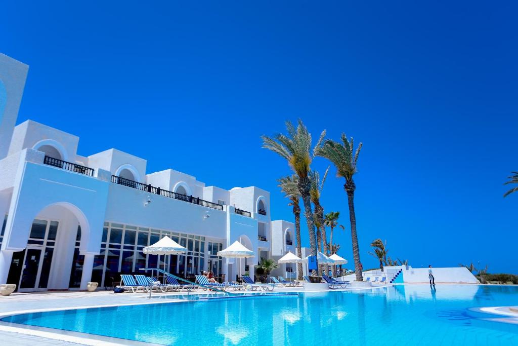 乌姆苏克Al Jazira Beach & Spa- All Inclusive - Families and Couples Only的大楼前设有游泳池的酒店