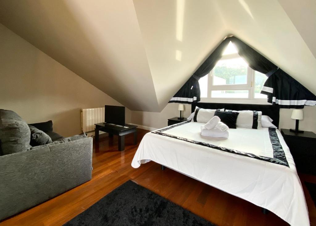 乌迪亚莱斯堡Villa OLYMPIA的一间卧室配有一张床和一张沙发