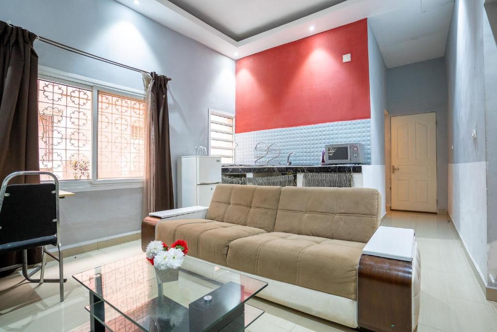 塔那那利佛Aparthotel Madeleine的带沙发和红色墙壁的客厅