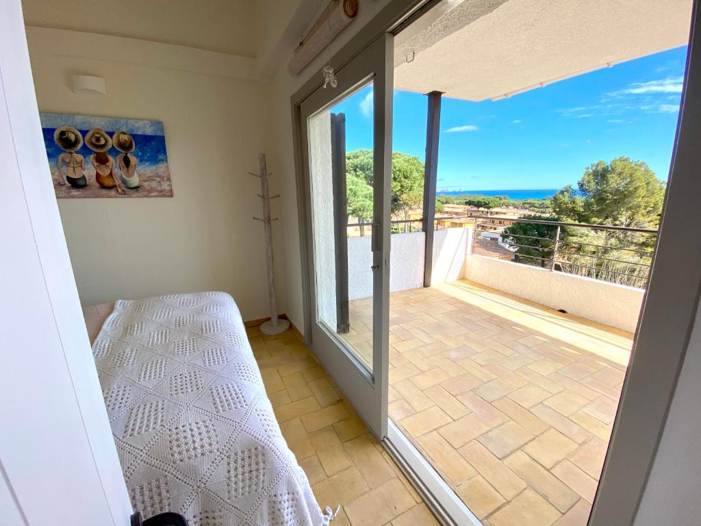 帕尔斯Apartamentos Lu, Playa de Pals的客房享有带一张床的阳台的景致。