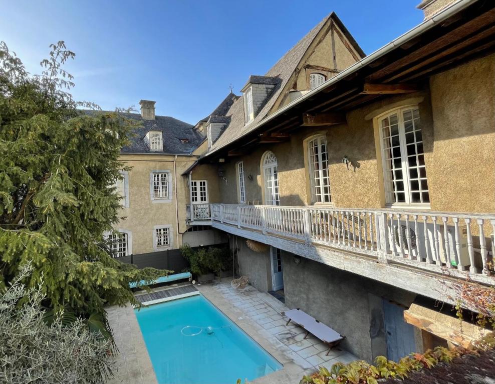 塔布La Maison aux murs anciens et ses chambres的一个带游泳池和阳台的房子