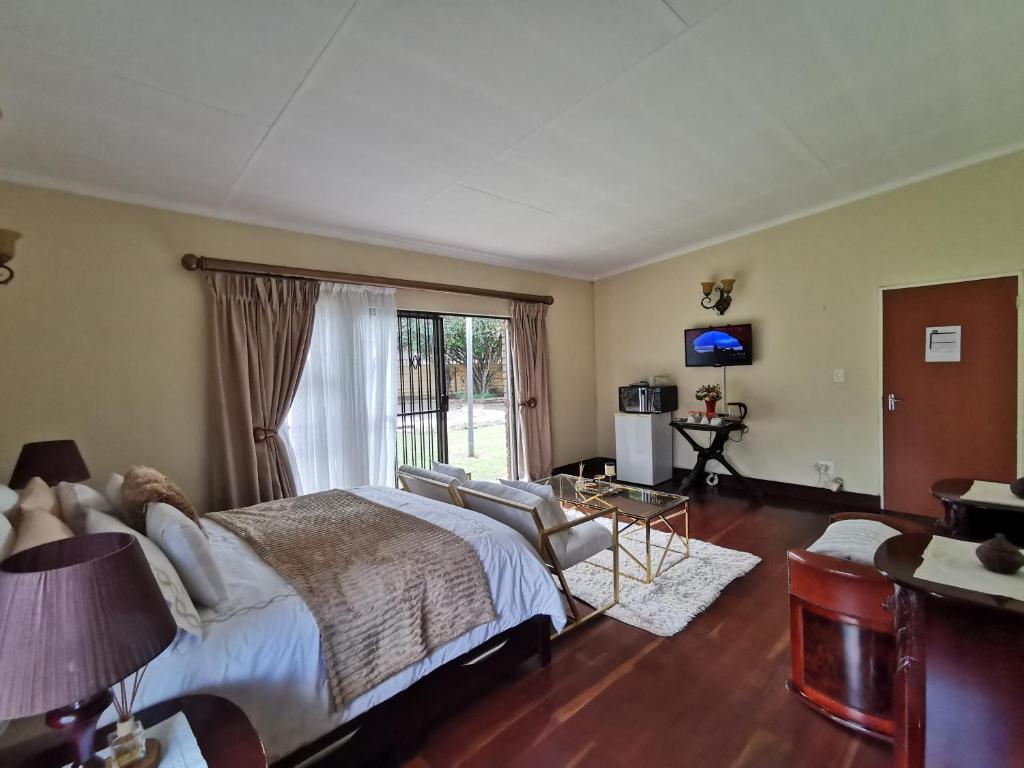 约翰内斯堡Exclusive Private Room in Joburg No loadshedding的一间卧室设有一张床和一间客厅。