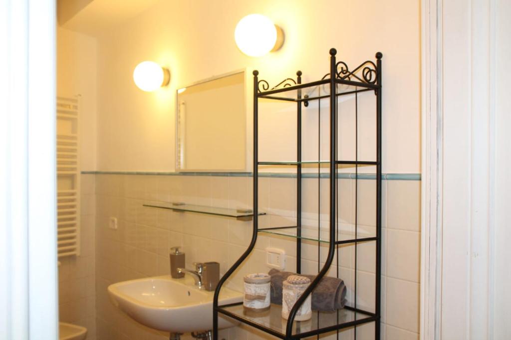 卡斯德尔诺沃贝拉登卡La casa di Elvira2的一间带水槽、卫生间和镜子的浴室