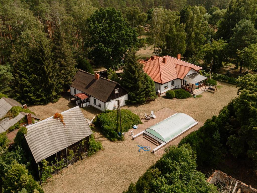 StobnickoKwintesencja Natury的享有带游泳池的房屋的空中景致