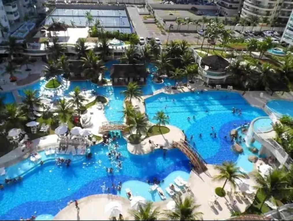 里约热内卢Apartamento Bora Bora Resort的享有度假村游泳池的空中景致