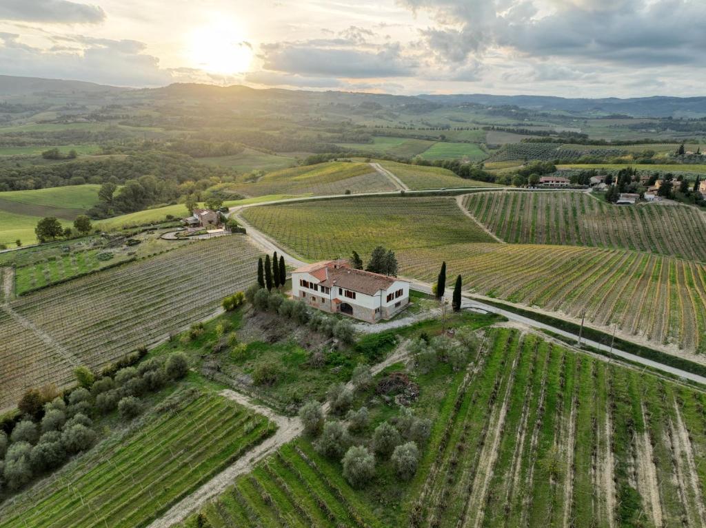 圣吉米纳诺Podere La Quercia的地心房屋的空中景观