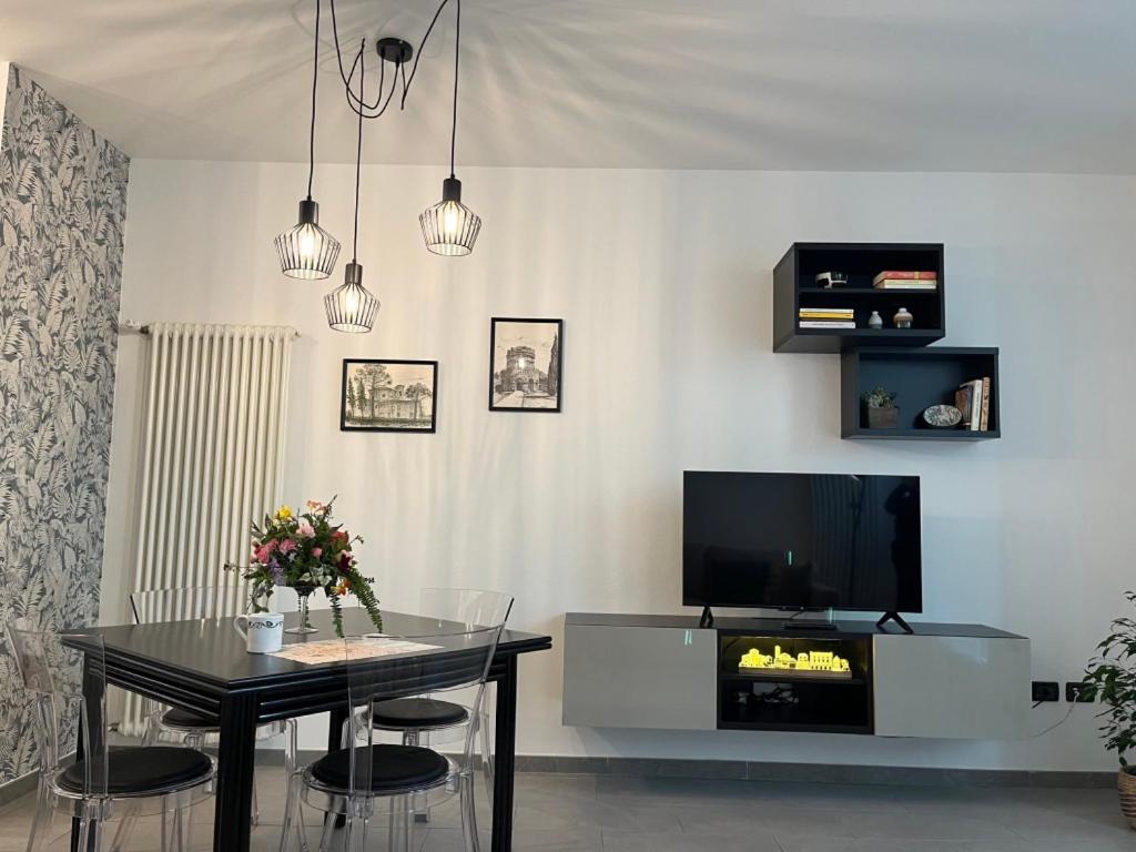 拉文纳Domus Silvana Apartments的客厅配有桌子和电视