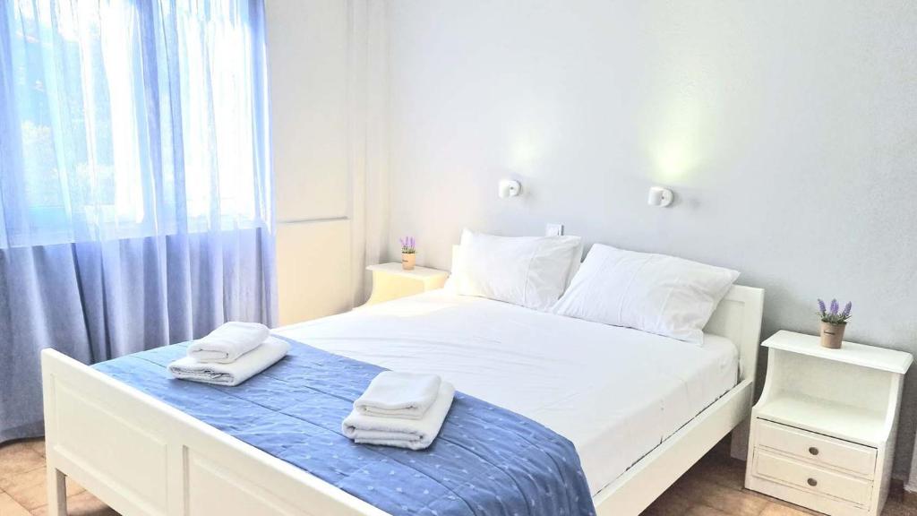 克拉法吉亚My Cretan Village by Go4sea的一间卧室配有一张床,上面有两条毛巾