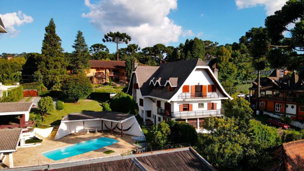 坎波斯杜若尔当Casa Três Rios - Campos do Jordão的享有带游泳池的房屋的空中景致