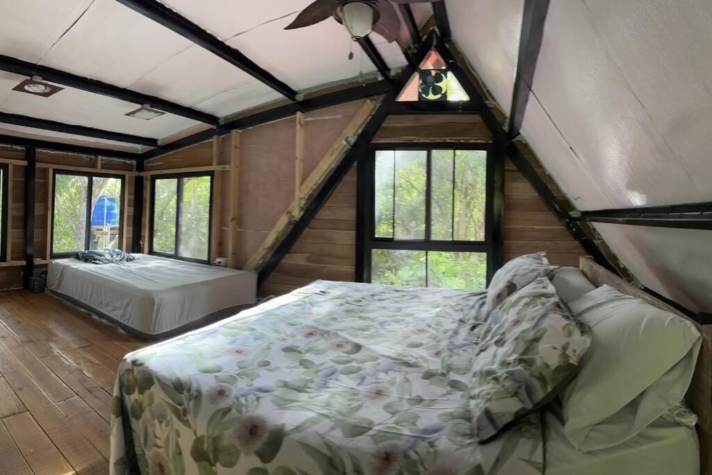 佩诺诺梅Aqeel cabin in the nature的一间设有床铺的卧室,位于带窗户的房间内