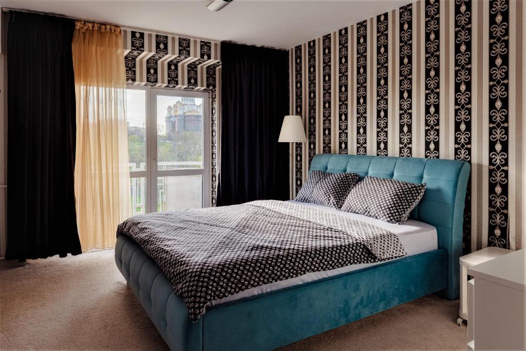 布加勒斯特Parliament Marriott Unirii Square 5 Bedrooms Luxury Apartment Old Town的窗户客房内的一张蓝色的床