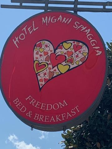 里米尼Hotel Migani的红标,有两颗心,词是“懒惰”和“早餐”