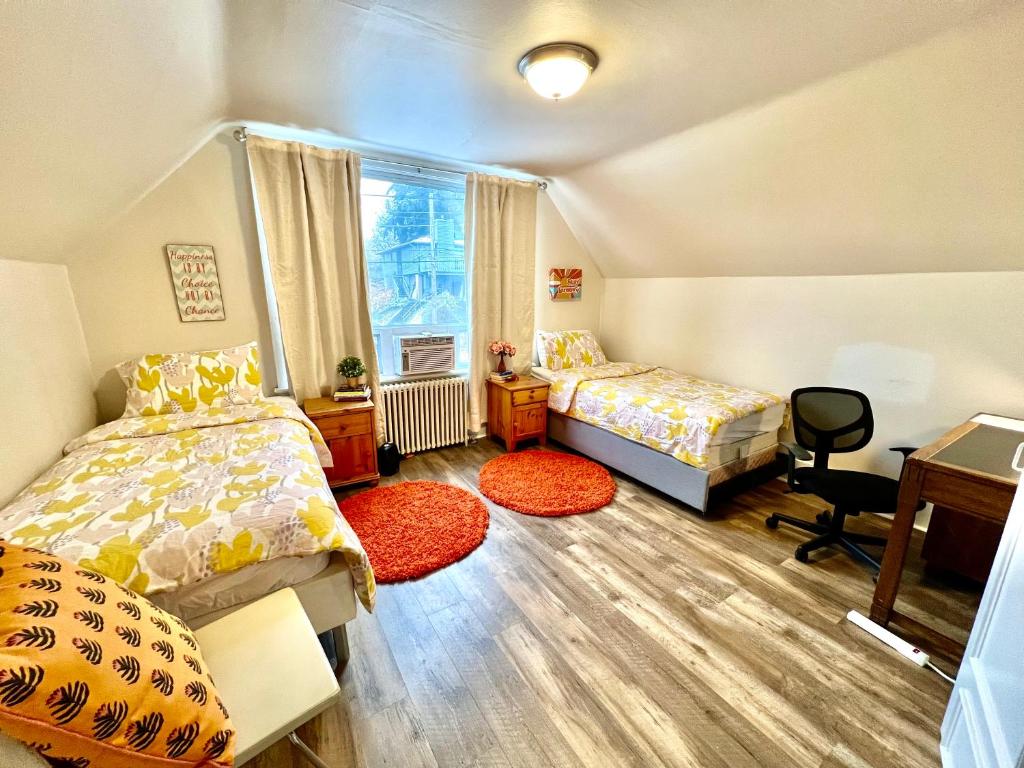 西雅图Private Room with 2 Twin Beds- Air Conditioning and Shared Bathrooms的一间卧室设有两张床、一张桌子和一个窗口。