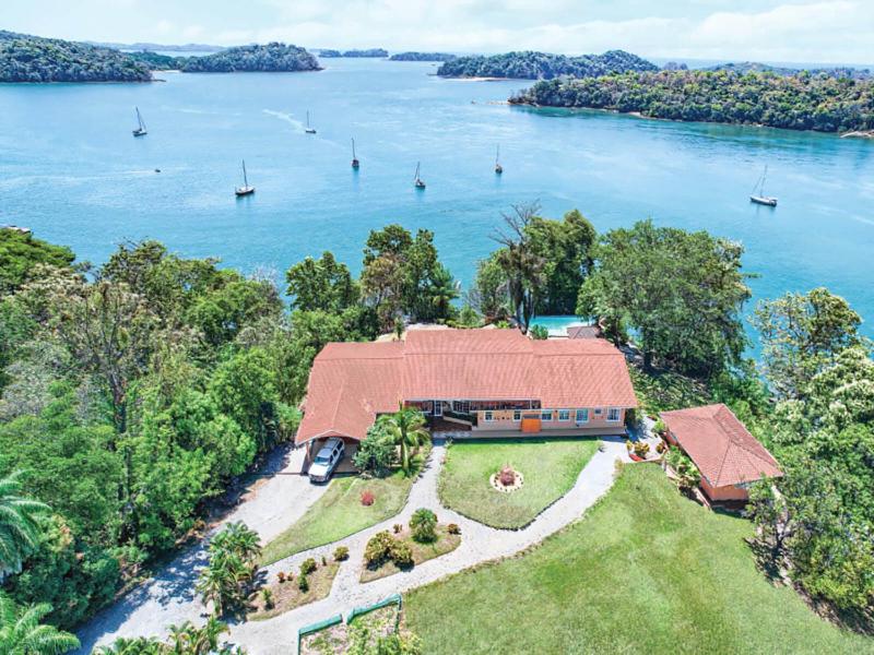 博卡奇卡Gone Fishing Panama Resort的享有水景的房屋空中景致