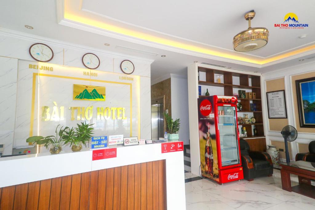 下龙湾Bài Thơ Mountain Hotel的一间有商店的房间里的古柯可乐机