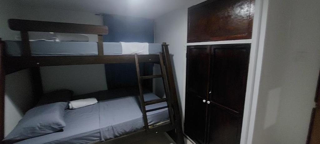 圣安德烈斯Posada Nativa Seaflower Lodge 1的小房间设有两张双层床和一个衣柜
