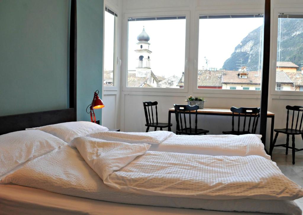 加尔达湖滨Riva City View的一间卧室配有一张带桌椅的床