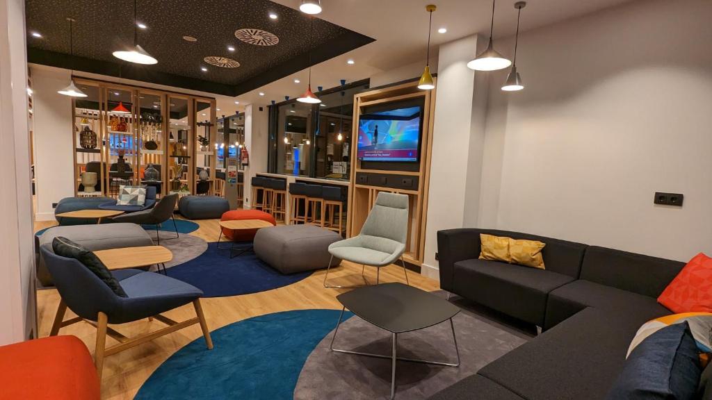 德里奥Holiday Inn Express Bilbao Airport, an IHG Hotel的客厅配有沙发、椅子和电视