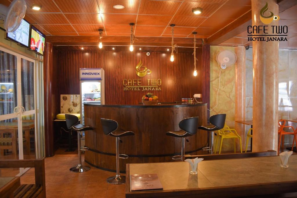 库鲁内格勒Janara Two的餐厅的酒吧,带凳子,带柜台