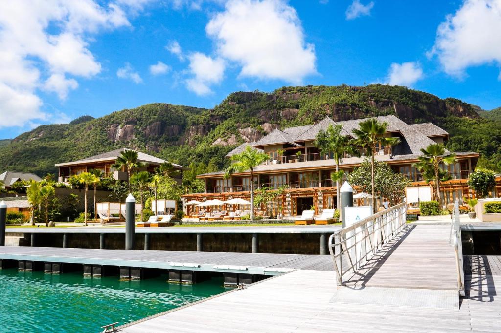 马埃岛L'Escale Resort Marina & Spa - Small Luxury Hotels of the World的山地底下水面上的度假村