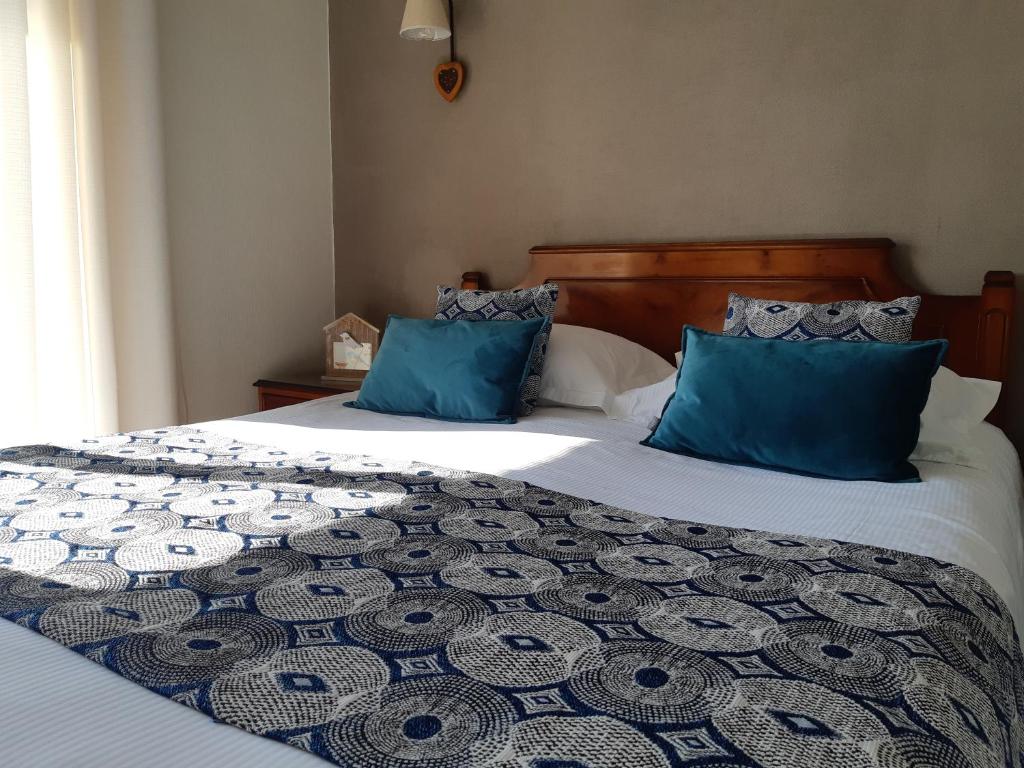 BonlieuLes Alpages的一间卧室配有两张带蓝色枕头的床