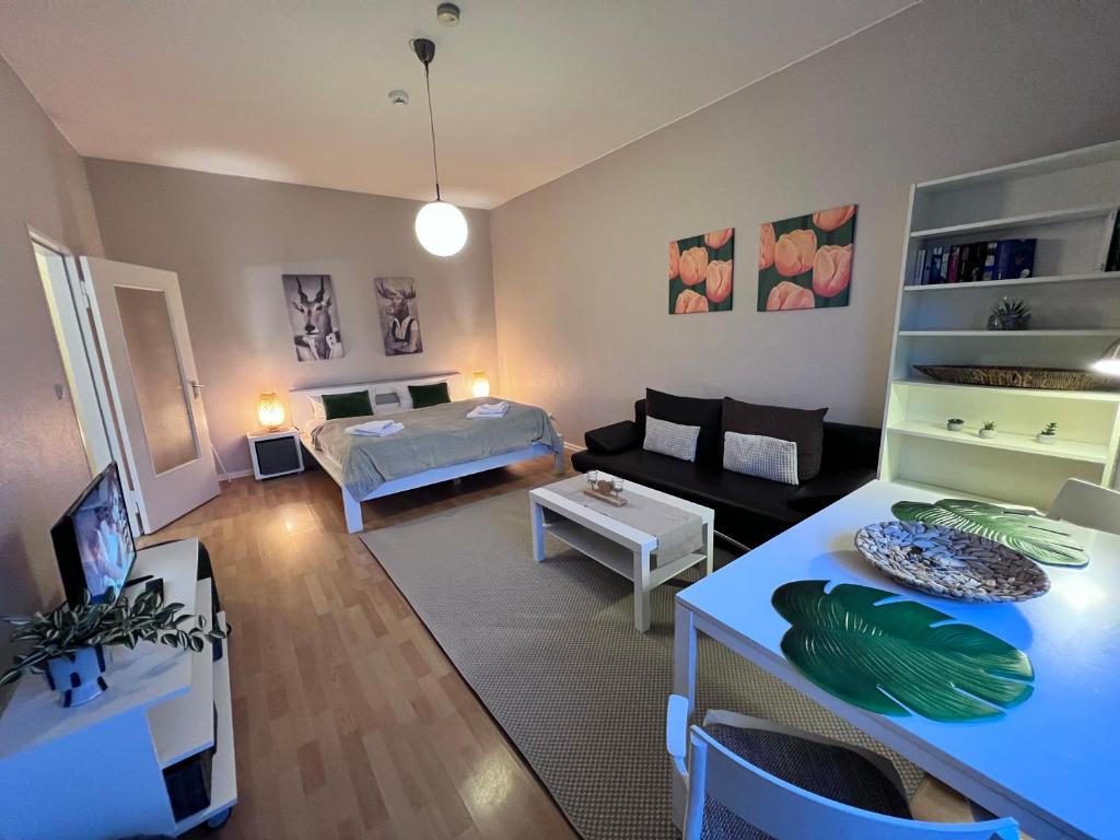 柏林柏林弗里德里希斯海因-克罗伊茨贝格公寓民宿的客厅配有床和沙发