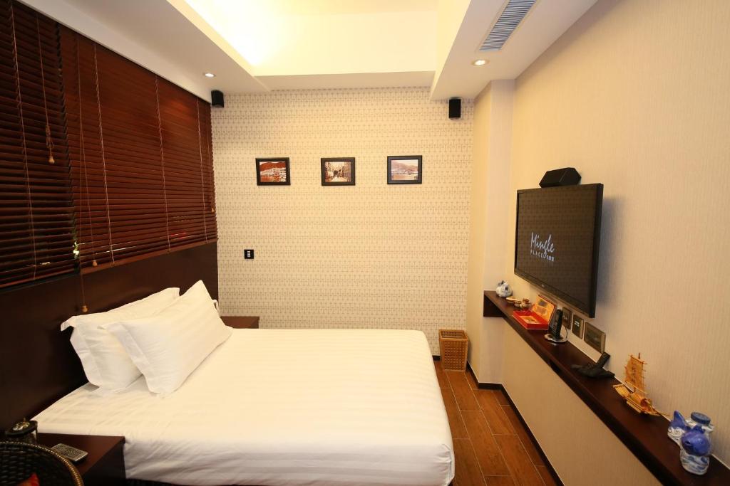 香港The Shai Red - formerly Mingle in The Shai的一间卧室配有一张床和一台平面电视