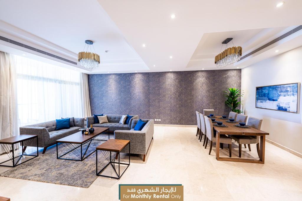 吉达Mabaat - Obhour - 358的客厅配有沙发和桌子