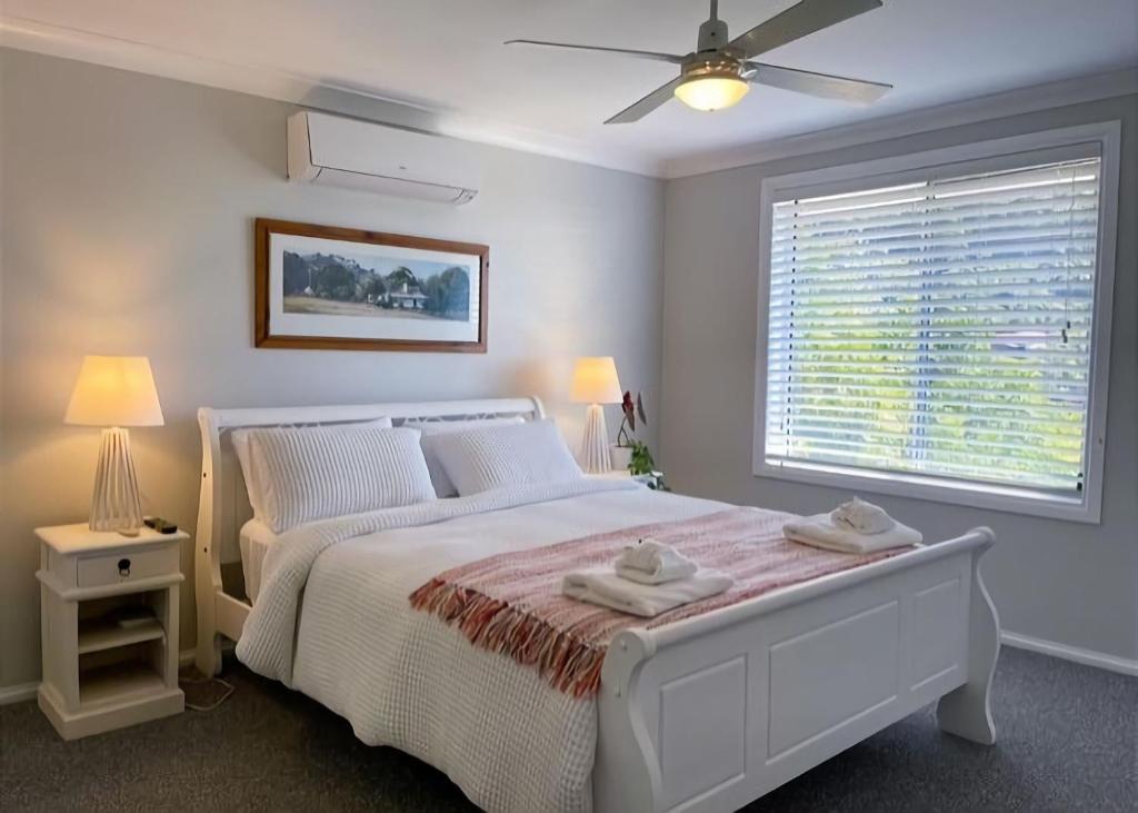 科夫斯港On the Hillside的卧室配有白色的床和窗户。