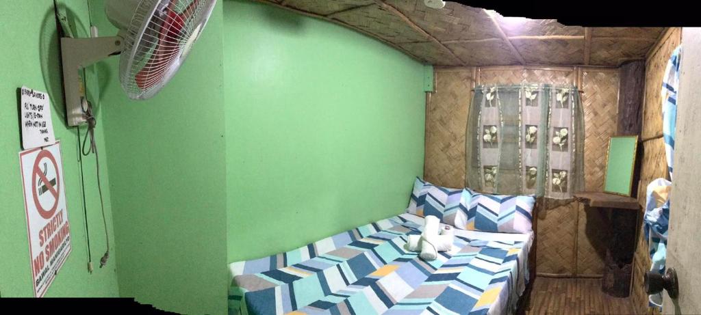 董索Alexandra's Transient Haus的卧室设有一张位于绿色墙壁上的床铺